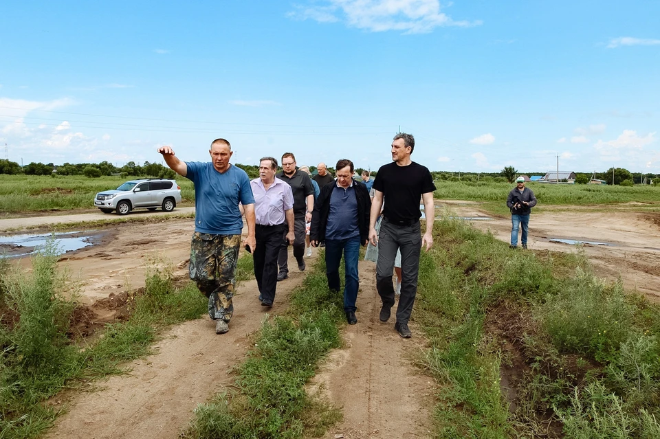 Губернатор Василий Орлов и глава Федерального агентства водных ресурсов Дмитрий Кириллов посетили села Владимировка, Усть-Ивановка, Гродеково. Фото: пресс-служба правительства Амурской области.