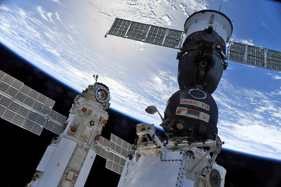 Российские космонавты будут выращивать на МКС зелень в промышленных масштабах