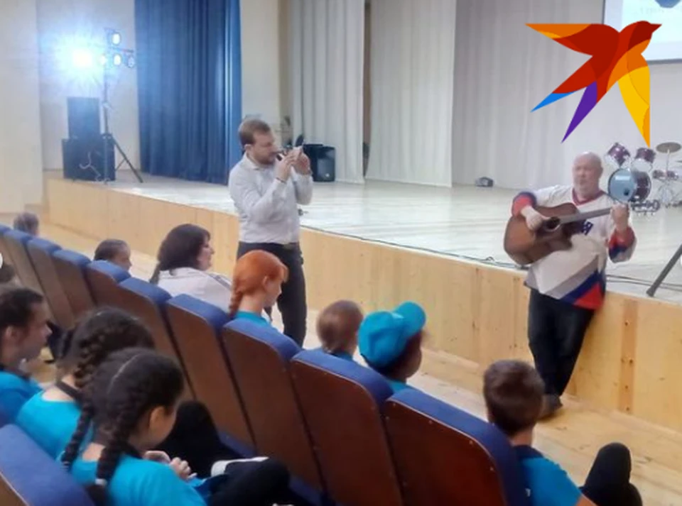Сергей Крылов спел юным музыкантам в Екатериновке. Фото министерства культуры Саратовской области