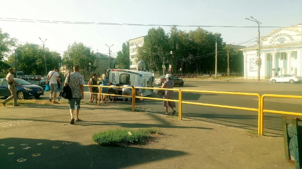Автомобиль "скорой помощи" перевернулся в Тольятти. Фото - "Происшествия Тольятти"