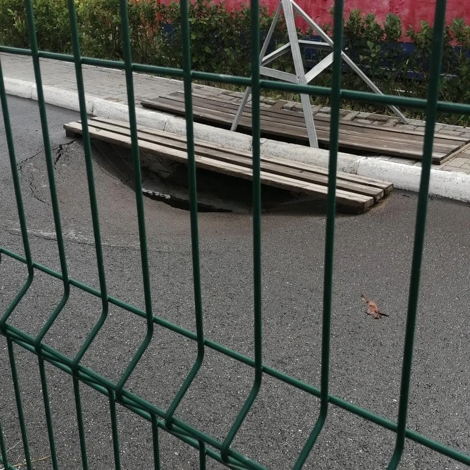 Омичи год водили детей в садик мимо огромной ямы.