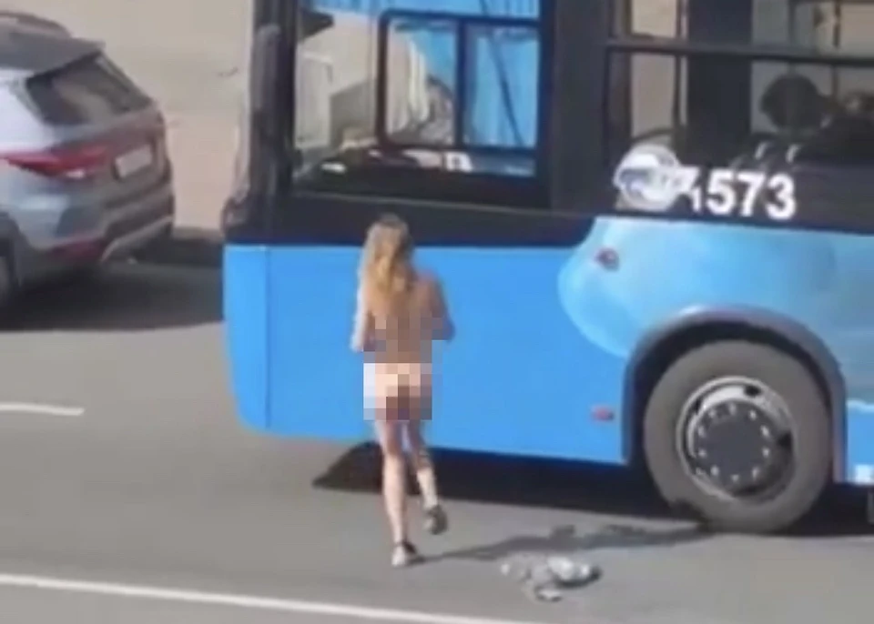 Порно видео девушка раздевается на улице. Смотреть девушка раздевается на улице онлайн