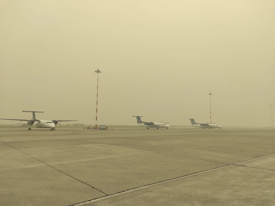 Взлет и посадка самолетов приостановлены в аэропорту Якутска из-за дыма