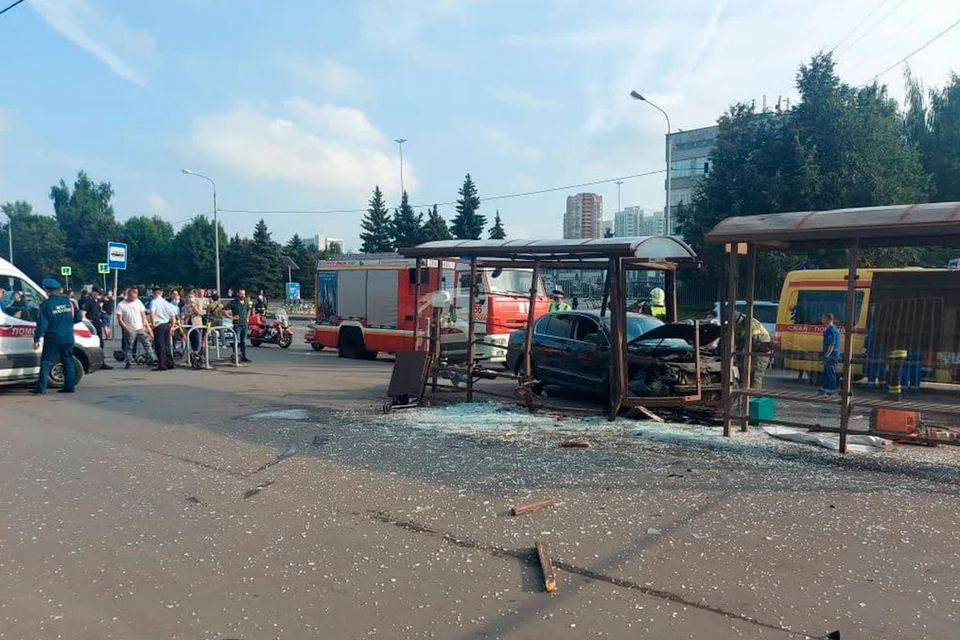 На улице Миклухо-Маклая на юго-западе Москвы иномарка врезалась в остановку с людьми