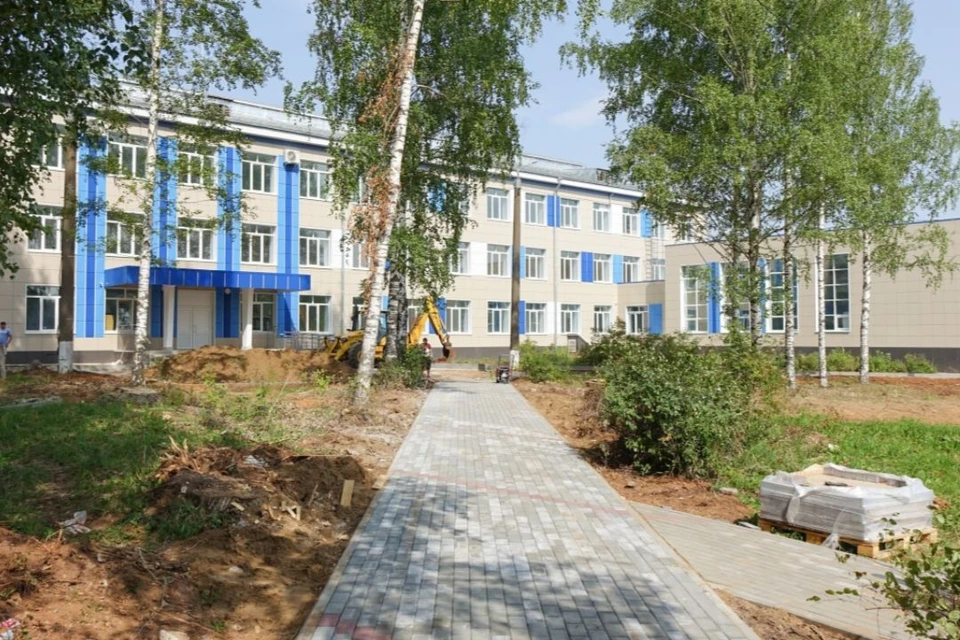 На данный момент подрядчик завершил работы по уборке аварийных деревьев и обустройству тротуаров. Фото: admkirov.ru
