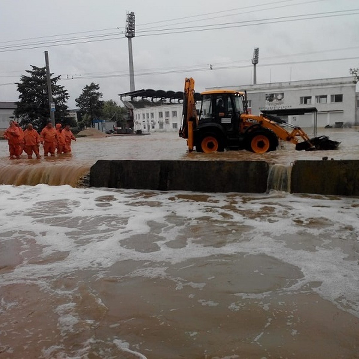 Потоп в Керчи: Вода начала затапливать жилые дома - KP.RU