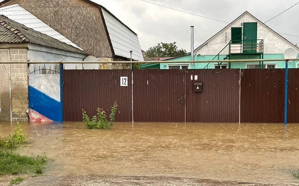Вода подступает к жилым домам в Керчи. Фото: Кристина Яньшина/Вконтакте