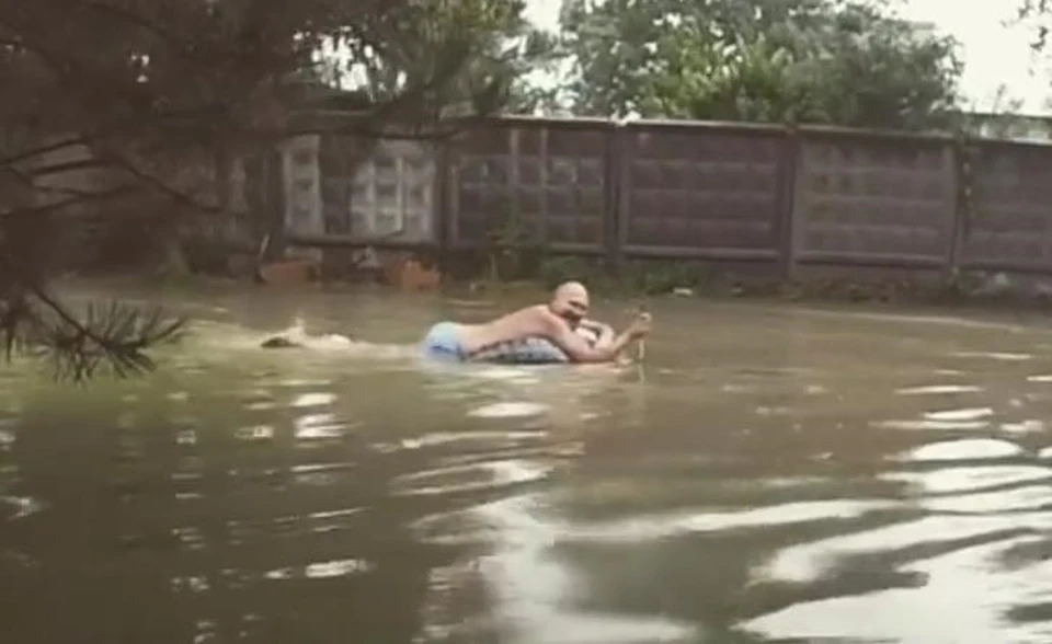 По улицам Анапы плавает мужчине на матрасе