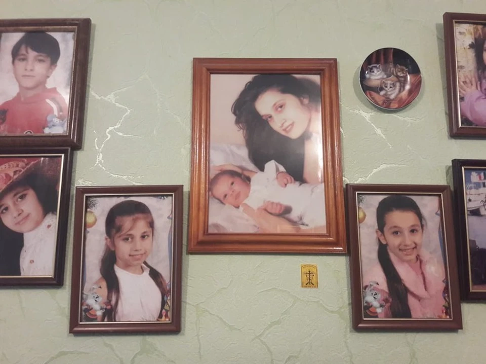 Рамки с фотографиями Аурелии и дочек висят на стене в квартире бабушки Ларисы Тодика в Приднестровье.