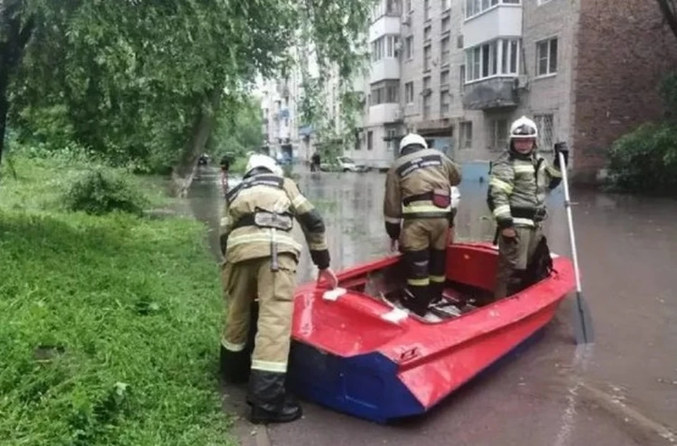 Когда бушует стихия, до некоторых домов приходится добираться на лодках. Фото: пресс-служба МЧС Ростовской области