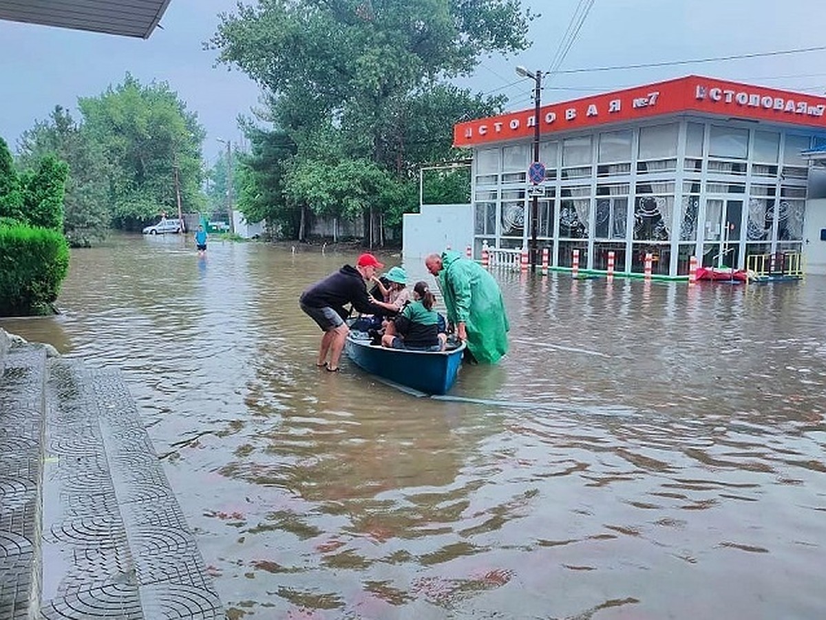 Библейский потоп: Анапа снова погрузилась под воду, поплыл Геленджик, реки  несутся по улицам Новороссийска - KP.RU