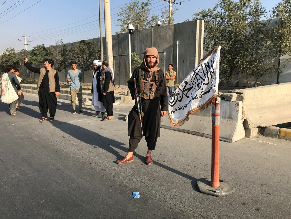В Кабуле поднимает флаг шариатский режим.