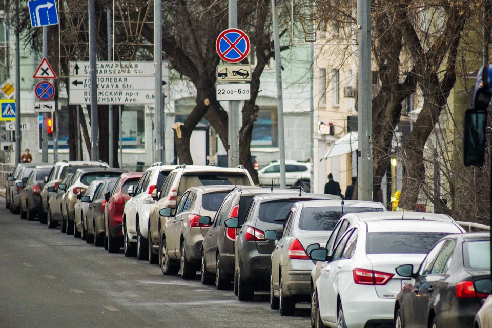 Самарцев призывают не оставлять машины на колодцах