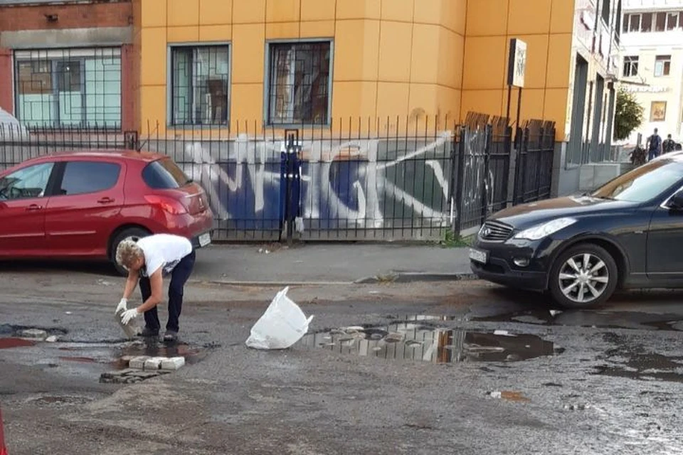 В центре Ярославля местная жительница заделала яму на дороге кирпичами. ФОТО: группа "Подслушано в Ярославле" ВКонтакте