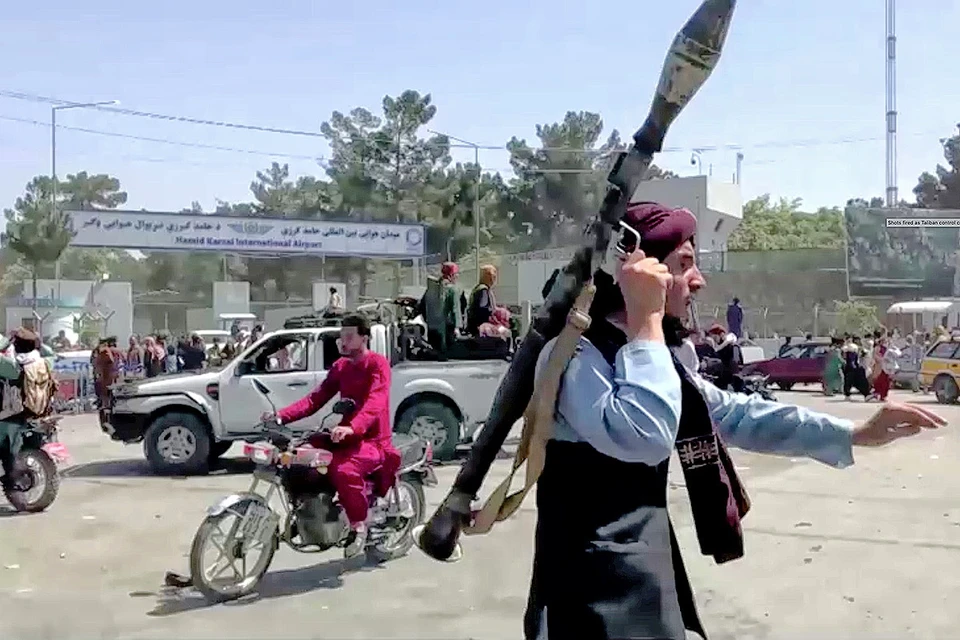Боец движения "Талибан"* наводит "исламский порядок" в Кабуле с противотанковым гранатометом в руках.