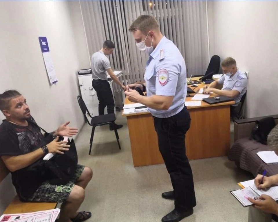 Мужчина клеил рекламу на столбах, домах и остановках