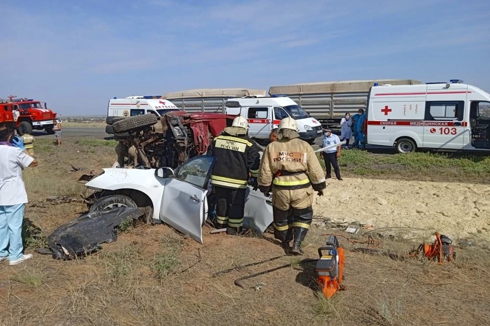 Причина аварии пока не сообщается. Фото: главное управление МЧС по Республике Калмыкия.