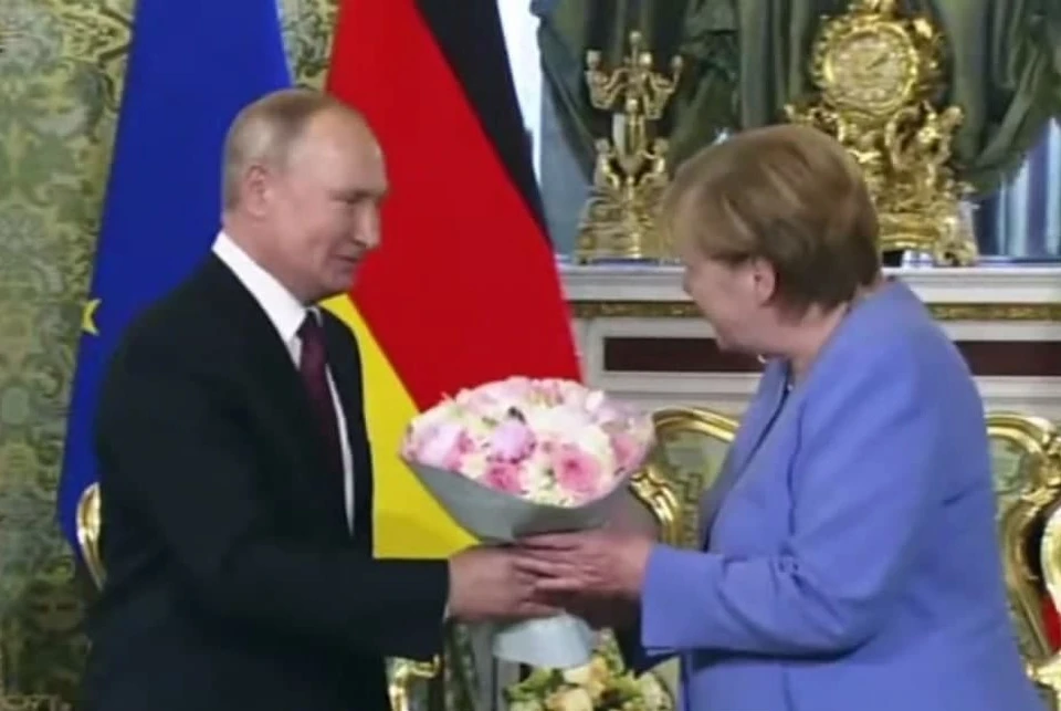 Владимир Путин подарил Ангеле Меркель пышный букет. Фото: кадр из видео