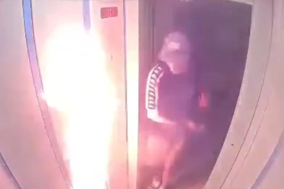 Подростки убегают из горящего лифта.