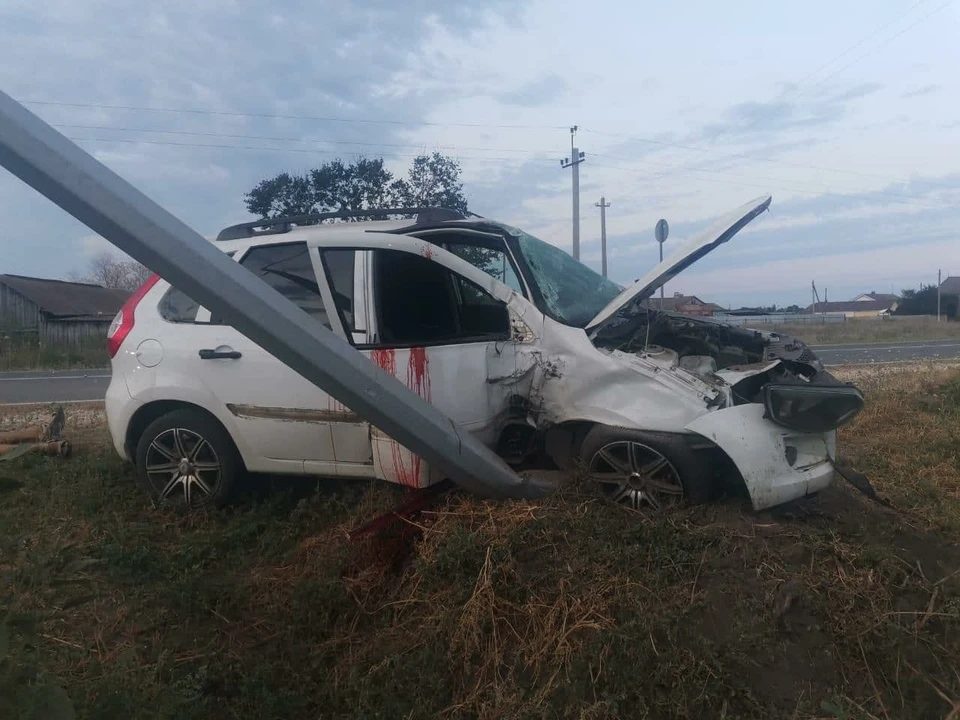 Автомобиль врезался в столб