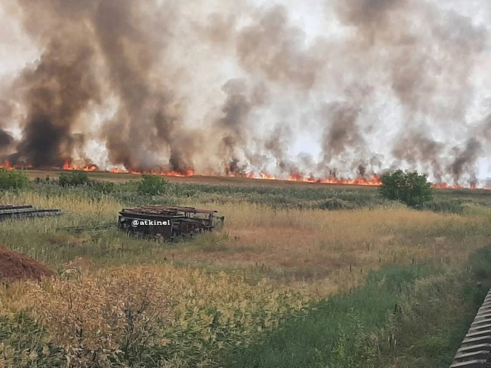 Огонь подобрался к железной дороге