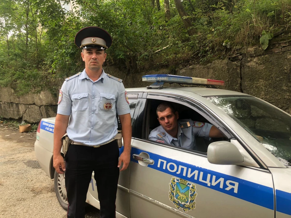 Они задержали подозреваемого спустя несколько часов. Фото: Пресс-служба УМВД России по г. Владивостоку