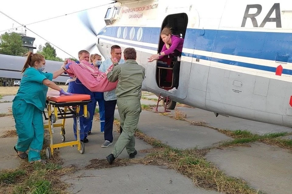 Медики перевезут девочку в больницу Екатеринбурга Фото: Минздрав Саратовской области