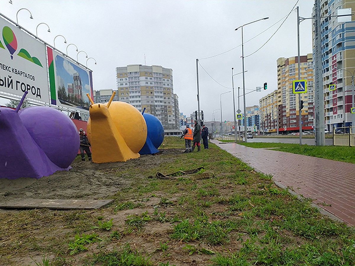 В Брянске на улице Советской установили трех огромных улиток - KP.RU