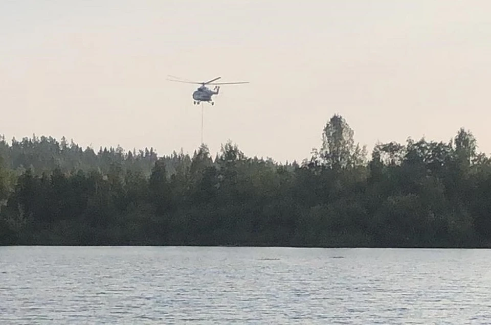 Вертолет МИ-8 МЧС России произвел уже три слива. Фото: ГУ МЧС по Свердловской области
