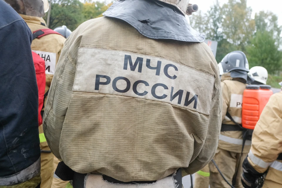 Пожарные тушат горящую сланцевую породу в Ленобласти.