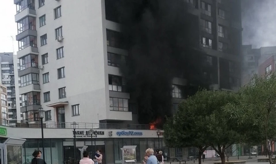 В Тюмени ехавшая на вызов пожарная машина провалилась в фонтан на площади Европы.