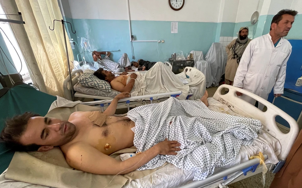 Пострадавшие от взрывов в одной из больниц Кабула.
