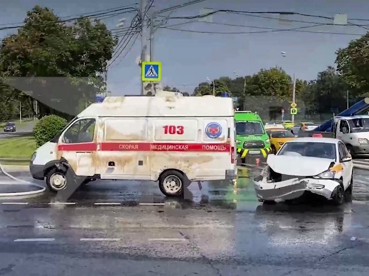 Водитель и фельдшер скорой помощи пострадали в аварии с такси в Москве -  KP.RU