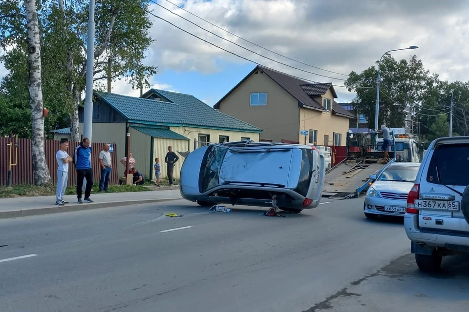 Два легковых автомобиля столкнулись утром 28 августа на улице Больничной в Южно-Сахалинске