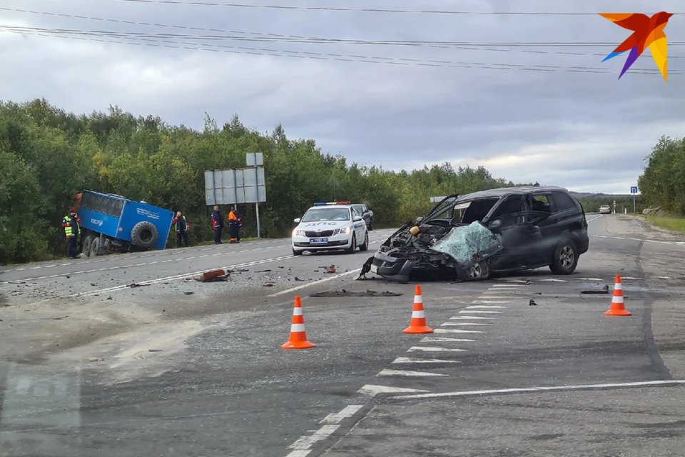 В Кольском районе по дороге в аэропорт столкнулся легковой автомобиль SsangYong Kyron и КамАЗ.