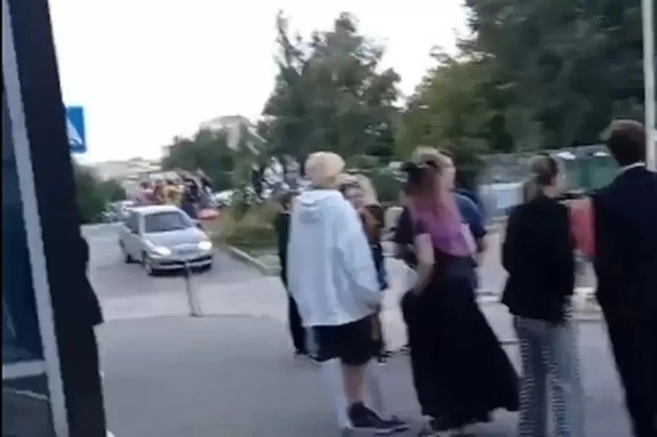 Толпа подростков напала на анимешников на улице Кропоткина. Фото: Кадр из видео