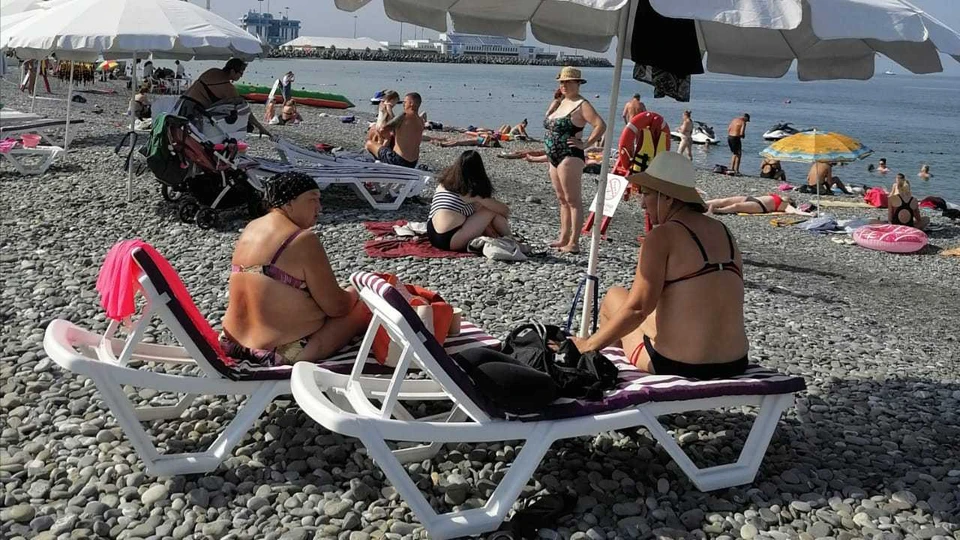 Солнечные ванны на пляже "Ривьера" 1 сентября
