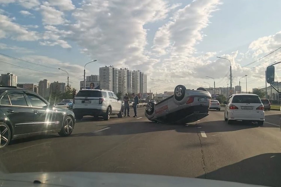В Красноярске иномарка перевернулась между «Лентой» и «Планетой». Фото: instagram.com/chp.kras/