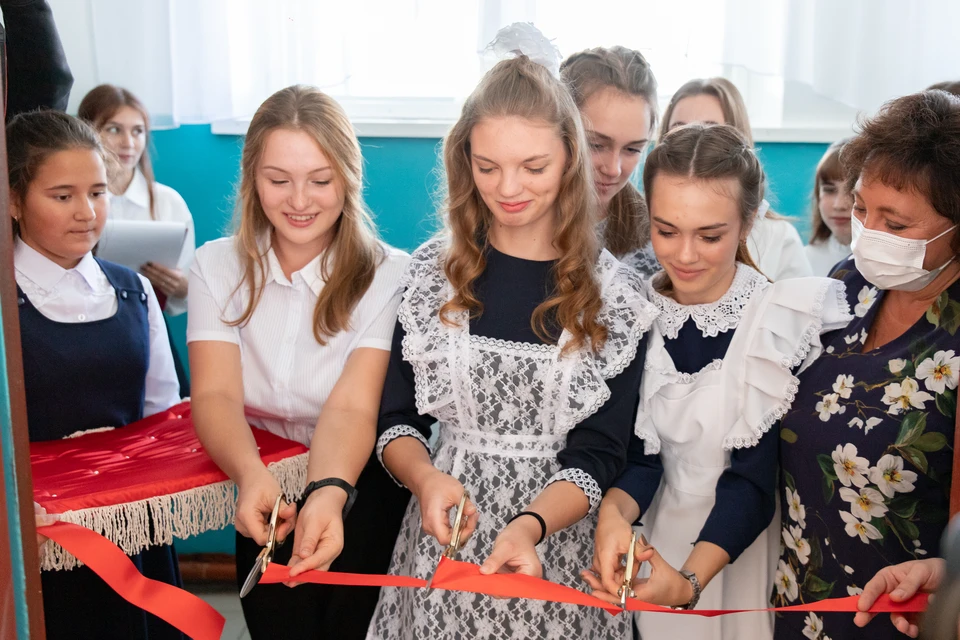 Ребята торжественно перерезали красную ленту у входа в светлый и уютный кабинет