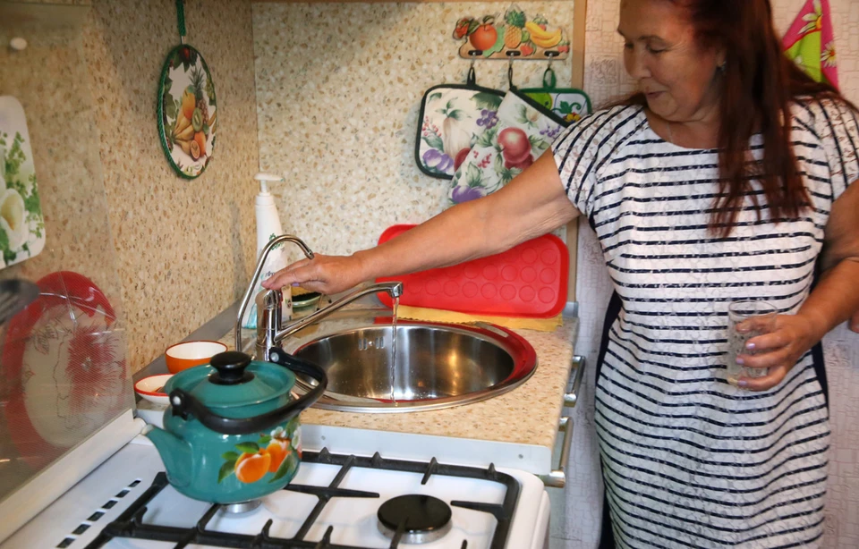 Пенсионерка Лариса Копылова показывает, что вода теперь у неё из крана в квартире во Ржеве течёт чистая.