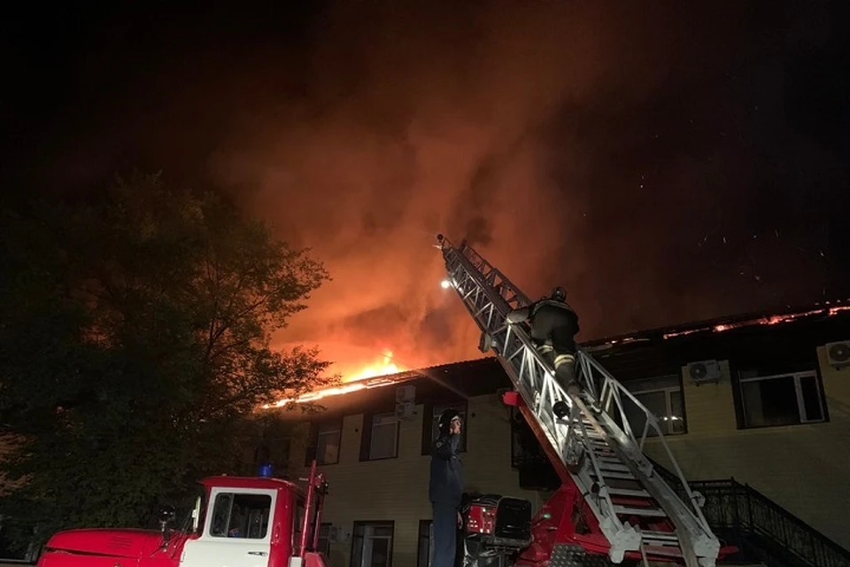 Загорелась крыша: крупный пожар потушили в Хабаровске