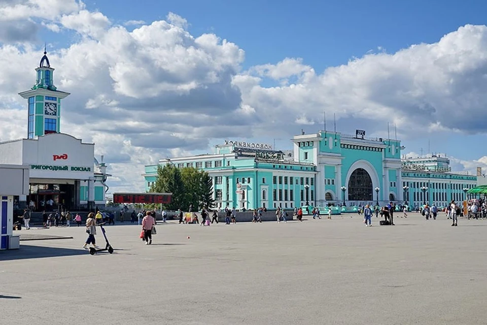 Журналисты прогулялись по самым знаковым точкам района вместе с краеведом. Фото: Александр Грибакин\«Ведомости Законодательного собрания Новосибирской области»