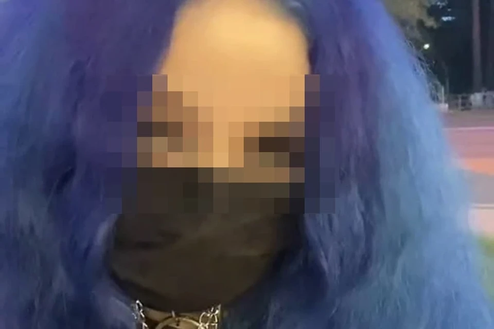 Девятиклассница из Канска обвинила директора школы в травле из-за замечания насчет синих волос и яркого макияжа. Скриншот из TikTok Влады