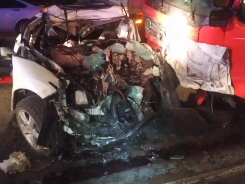 Автомобиль получил сильные повреждения, выжить в такой аварии было практически невозможно