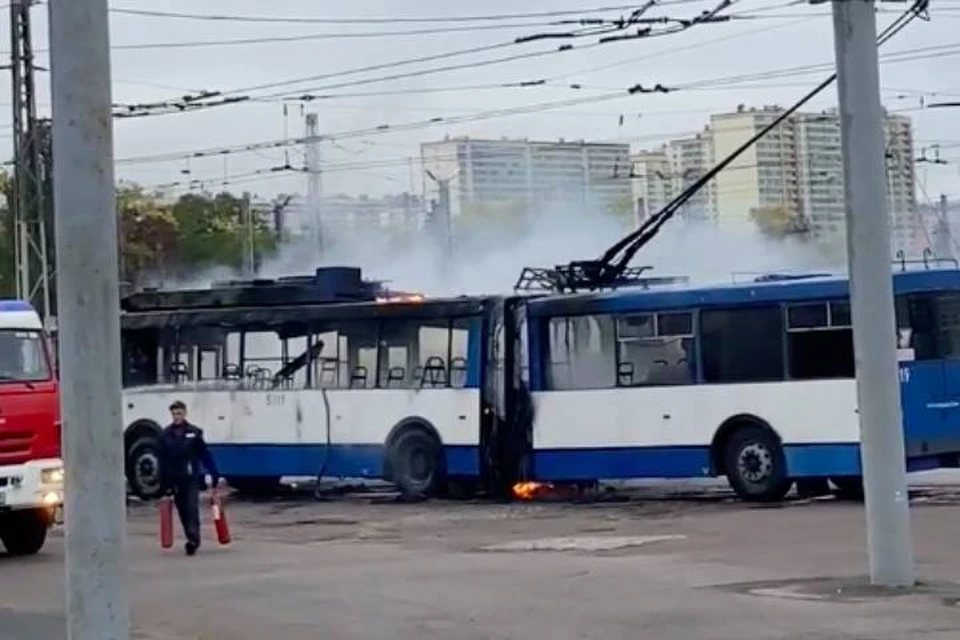 Троллейбус сгорел в троллейбусном парке Петербурга