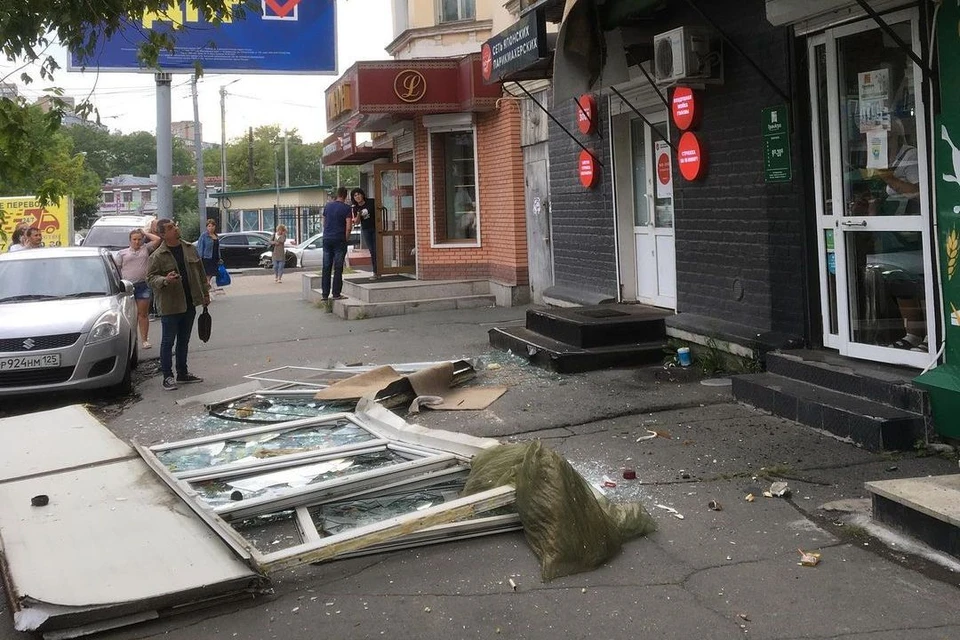 Стекла и балконная рама упали на асфальт