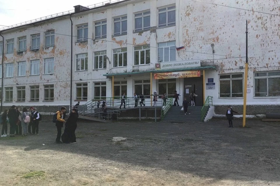 Агитация происходила в «Верхнесинячихинской средней образовательной школы №2», где недавно завуч обозвала детей какашками. Фото: читатель "КП"