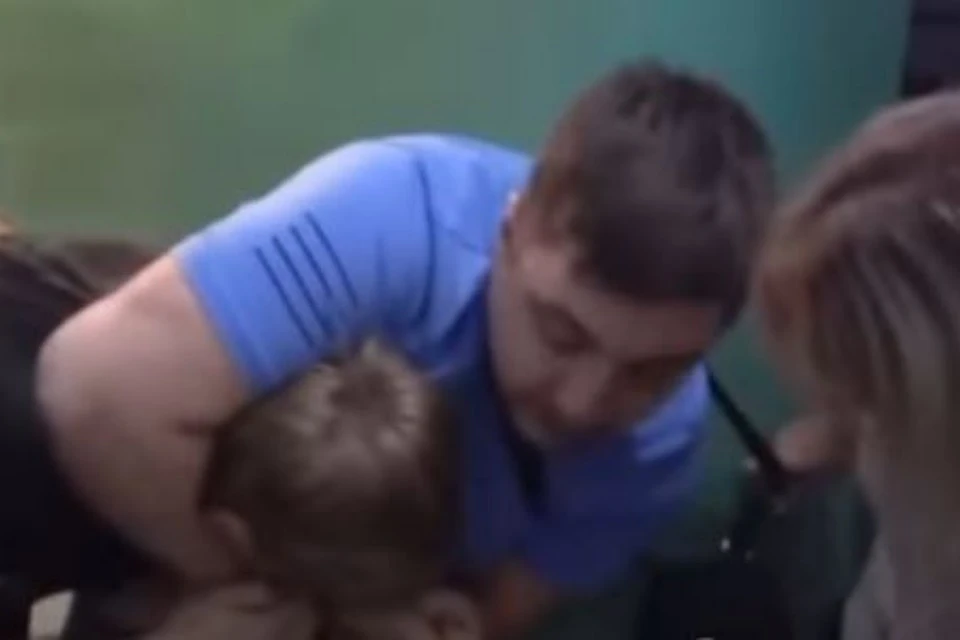 Мужчину, напавшего на парня с газетами в Хабаровске, вызовут на допрос. Фото: скриншот с видео