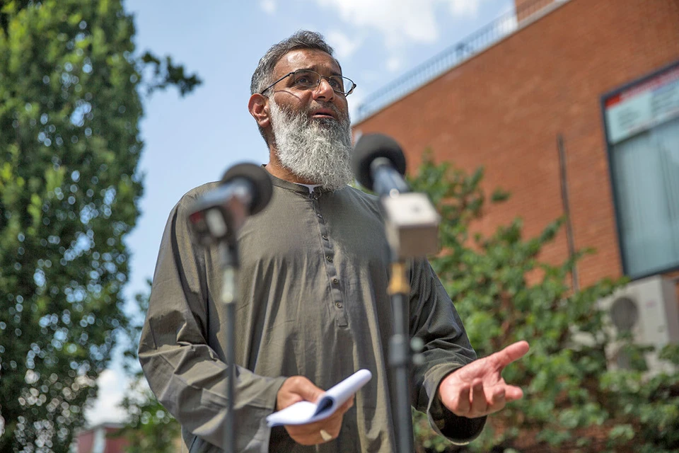 Исламский проповедник Анджем Чудари призвал их строго соблюдать законы шариата.