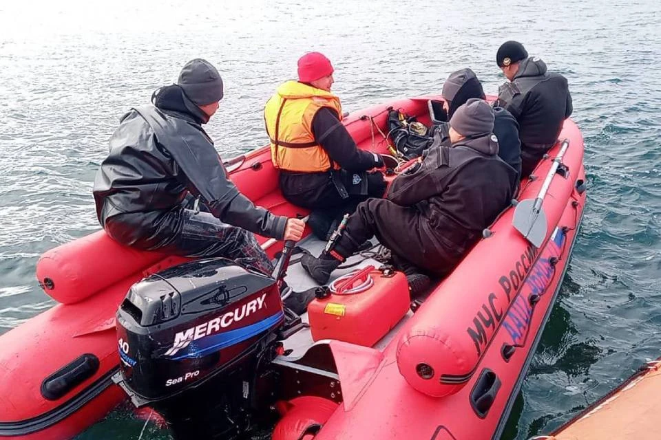 На борту катера было пять человек. Фото: МЧС по Мурманской области
